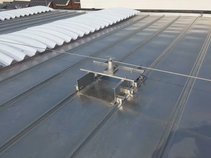 Linea vita anticaduta installata su copertura industriale