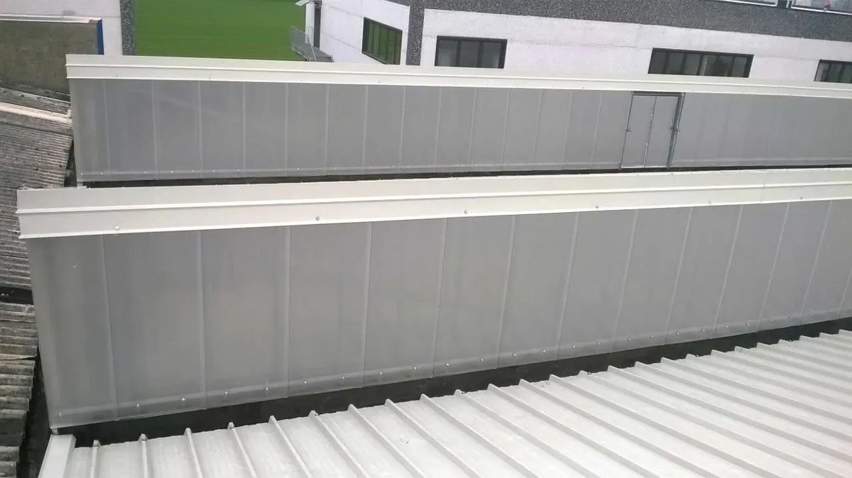 Nuove lastre in policarbonato alveolare su lucernari a shed